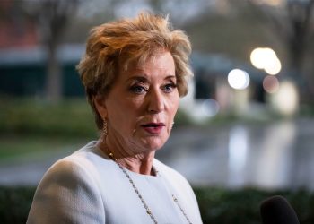 Η υπουργός Παιδείας του Τραμπ έστειλε επιστολή στο Χάρβαρντ και ο πλανήτης έμαθε ότι είναι… αγράμματη