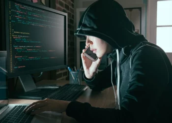 Call centers «πουλούσαν» δήθεν επενδυτικές ευκαιρίες στον Κόλπο – 104 συλλήψεις Αράβων σε δύο εταιρείες στην Αθήνα