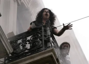 Η γυναίκα στο μπαλκόνι περιγράφει την τραγωδία στη Marfin – «Ο απόλυτος τρόμος, σκεφτόμουν ότι στην επόμενη ανάσα θα πέσω κάτω»