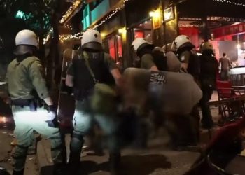 Εξάρχεια: Νύχτα τρόμου από «αφιονισμένους» αστυνομικούς – Ξύλο, χημικά, προσαγωγές, «ντου» σε μαγαζιά