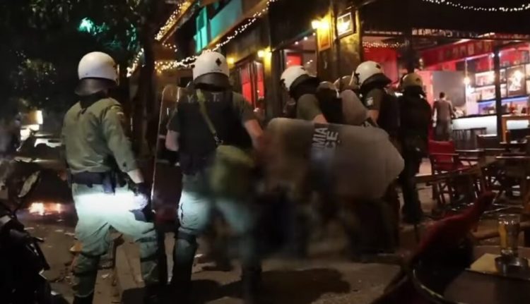 Εξάρχεια: Νύχτα τρόμου από «αφιονισμένους» αστυνομικούς – Ξύλο, χημικά, προσαγωγές, «ντου» σε μαγαζιά