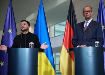 Αμυντική συμφωνία για οπλικά συστήματα μεγάλου βεληνεκούς υπέγραψαν Μερτς και Ζελένσκι – Οργή στη Μόσχα