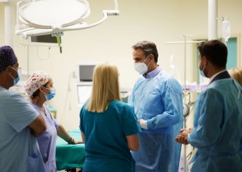 Με μπόνους επιχειρεί να δελεάσει (και) τους γιατρούς ο Μητσοτάκης