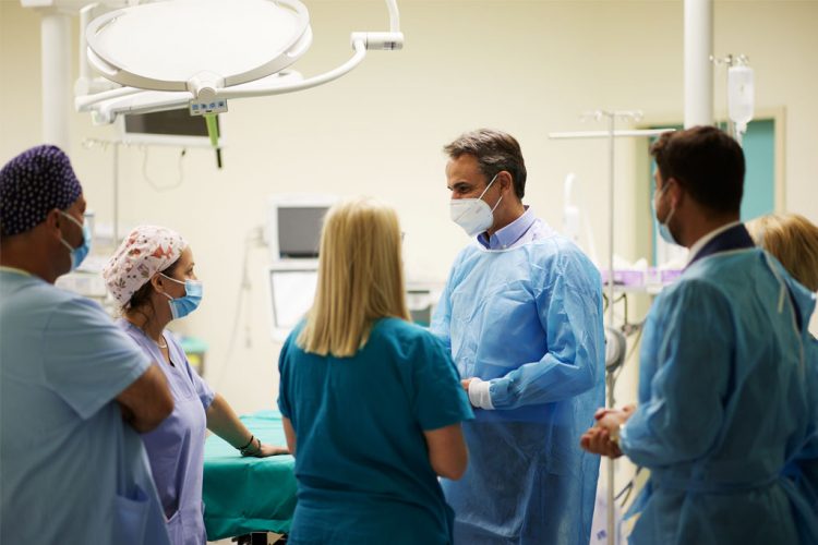 Με μπόνους επιχειρεί να δελεάσει (και) τους γιατρούς ο Μητσοτάκης