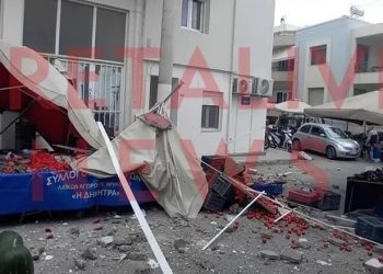 Μπαλκόνι έπεσε επάνω σε πάγκο Λαϊκής