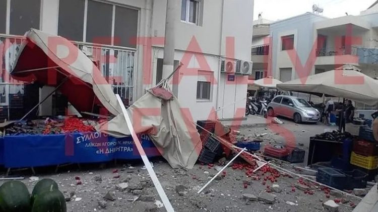 Μπαλκόνι έπεσε επάνω σε πάγκο Λαϊκής