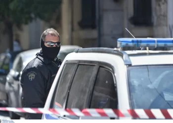 Θεσσαλονίκη: Της έκλεψαν από τραπεζικές κάρτες, δαχτυλίδι μέχρι.. και χαρτονομίσματα 1.500 δραχμών