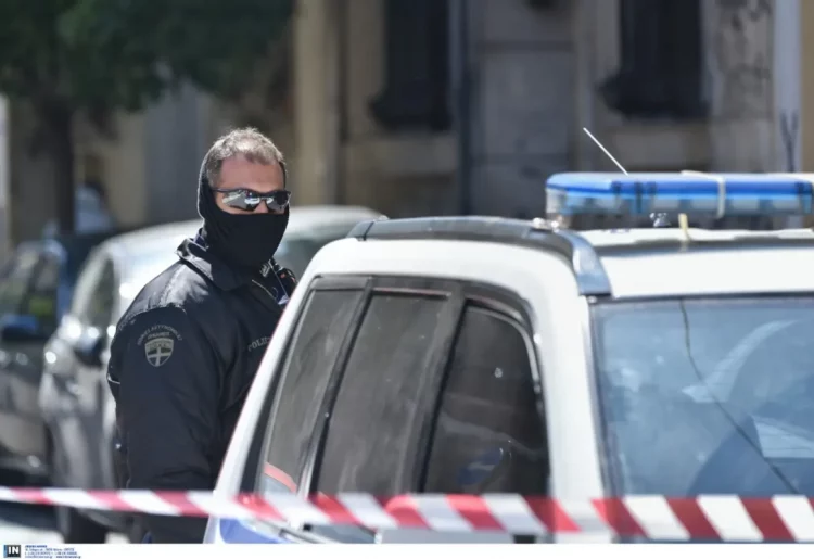 Θεσσαλονίκη: Της έκλεψαν από τραπεζικές κάρτες, δαχτυλίδι μέχρι.. και χαρτονομίσματα 1.500 δραχμών