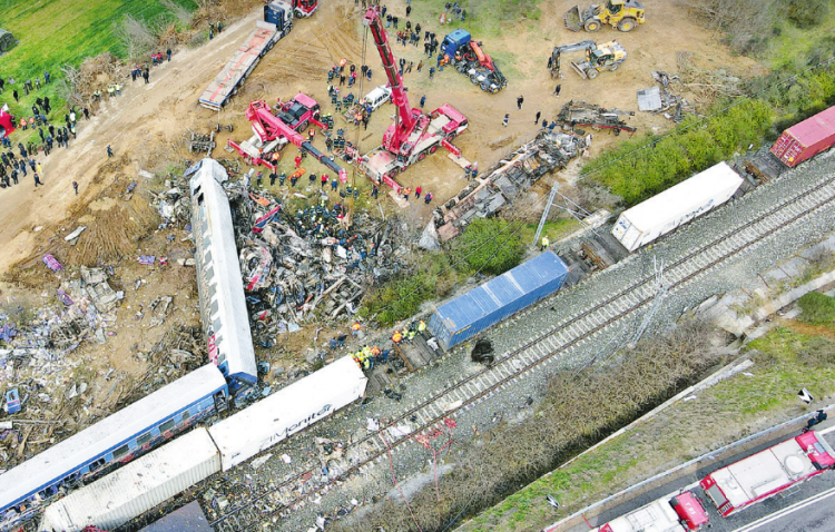 Τέμπη: Το πόρισμα του καθηγητή Καρώνη – Πώς εξηγεί την αιτία της δημιουργίας πυρόσφαιρας μετά τη σύγκρουση των δύο αμαξοστοιχιών