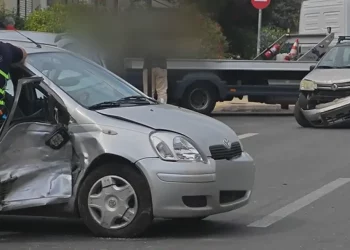 Τουρίστας παραβίασε STOP στη Γλυφάδα και προκάλεσε τροχαίο με δύο τραυματίες και τέσσερα οχήματα