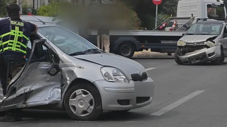 Τουρίστας παραβίασε STOP στη Γλυφάδα και προκάλεσε τροχαίο με δύο τραυματίες και τέσσερα οχήματα
