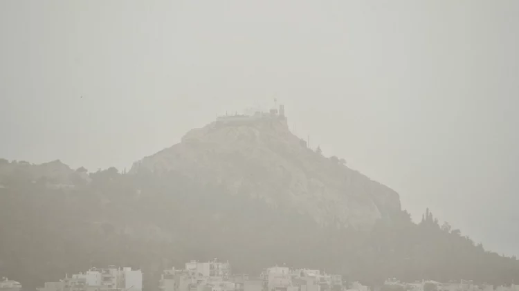 H αφρικανική σκόνη «έπνιξε» την Αθήνα και πολλές περιοχές της χώρας