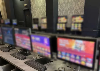 Πειραιάς: Έφοδος ΕΛΑΣ σε κατάστημα με παράνομα «φρουτάκια» – Δύο συλλήψεις, κατασχέθηκαν Η/Υ