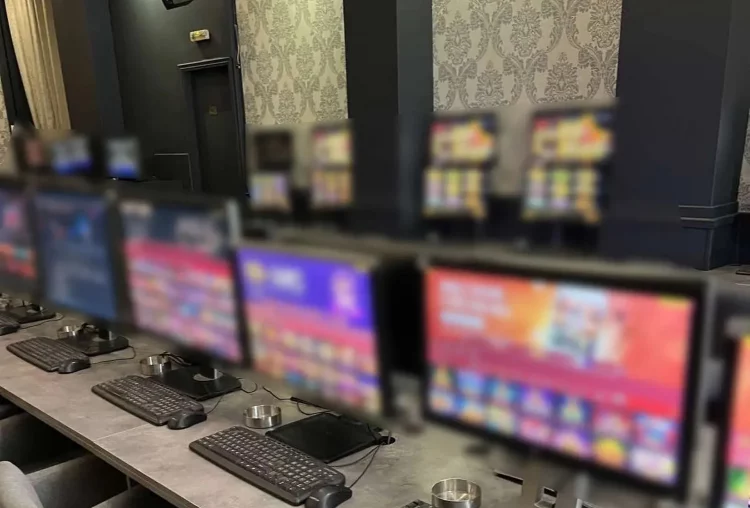 Πειραιάς: Έφοδος ΕΛΑΣ σε κατάστημα με παράνομα «φρουτάκια» – Δύο συλλήψεις, κατασχέθηκαν Η/Υ