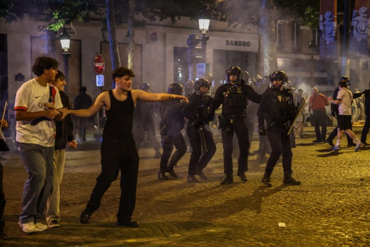 Γαλλία: Βίαια επεισόδια με δύο νεκρούς μετά την κατάκτηση του Champions League από την Παρί