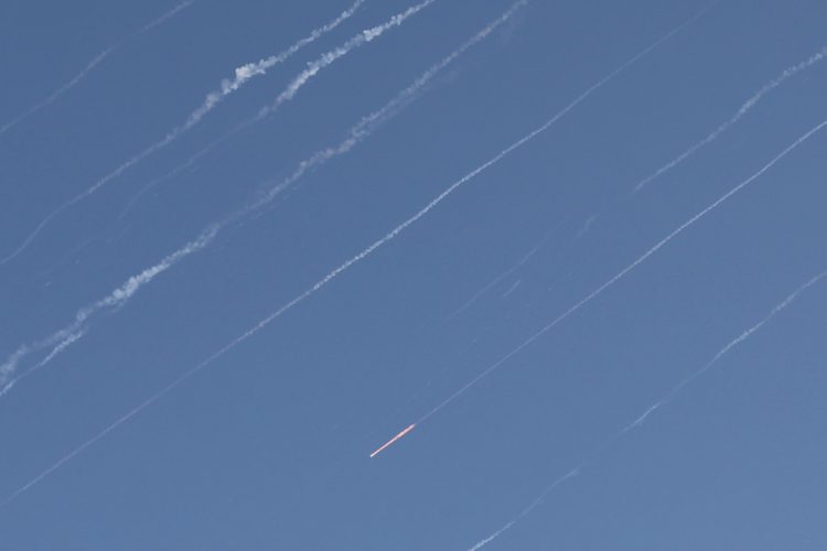 Νέες επιθέσεις σε Τεχεράνη και κεντρικό Ισραήλ – Πάνω από 450 νεκροί στο Ιράν από την Παρασκευή