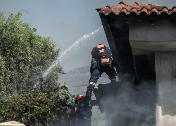 Παλαιά Φώκαια: 40 απομακρύνσεις πολιτών σύμφωνα με την Πυροσβεστική – «Μάχη ανάμεσα σε σπίτια» (Photos)