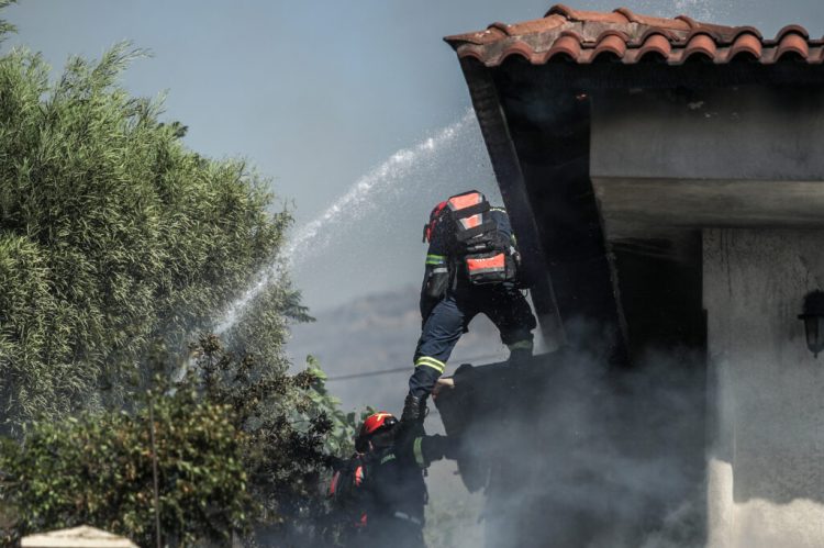 Παλαιά Φώκαια: 40 απομακρύνσεις πολιτών σύμφωνα με την Πυροσβεστική – «Μάχη ανάμεσα σε σπίτια» (Photos)