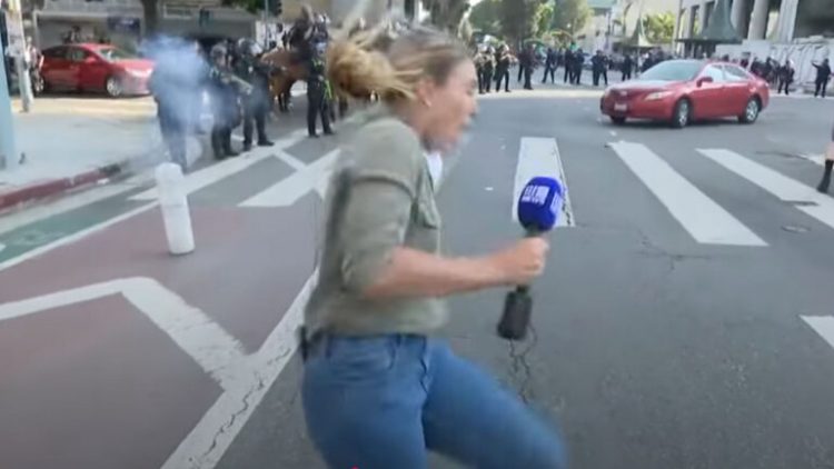 Λος Άντζελες: Στα άκρα η αστυνομική βία – Πυροβόλησαν ρεπόρτερ on air (Video)