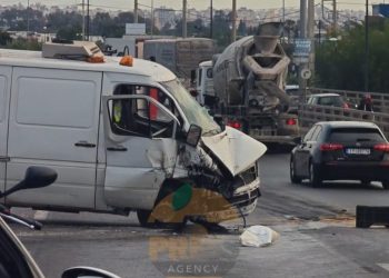 Χάος στον Κηφισό: Εξετράπη φορτηγάκι στο ρεύμα προς Πειραιά – Ουρές χιλιομέτρων