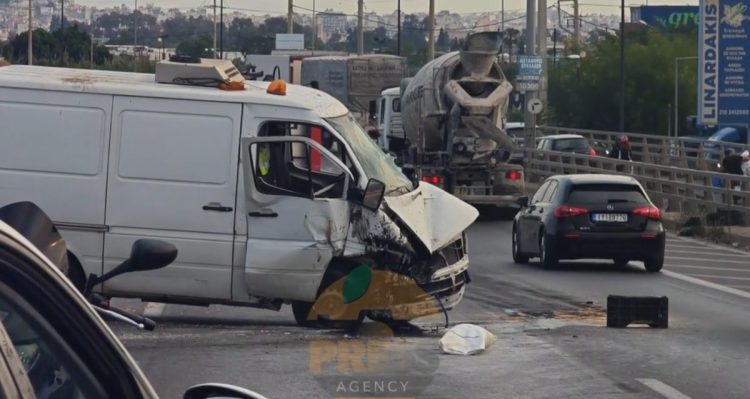 Χάος στον Κηφισό: Εξετράπη φορτηγάκι στο ρεύμα προς Πειραιά – Ουρές χιλιομέτρων