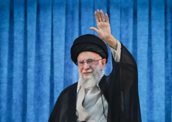 Αλί Χαμενεΐ: Ποιος είναι ο σκληροπυρηνικός ηγέτης του Ιράν που είναι νούμερο 1 στόχος για Ισραήλ και ΗΠΑ