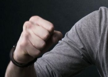 Σύρος: Έβρισε, γρονθοκόπησε και… δάγκωσε υπάλληλο των ΚΕΠ