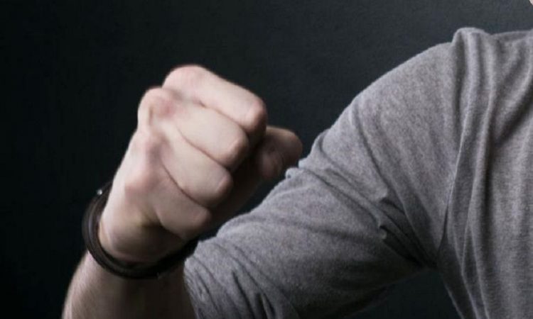 Σύρος: Έβρισε, γρονθοκόπησε και… δάγκωσε υπάλληλο των ΚΕΠ