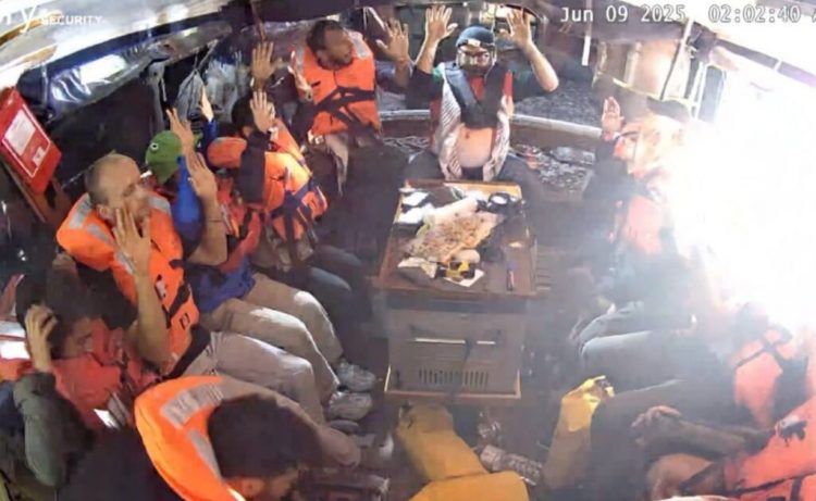 Madleen: Η στιγμή που το Ισραήλ κατέλαβε το σκάφος με τους 12 ακτιβιστές – Οργή για τις ισραηλινές θηριωδίες