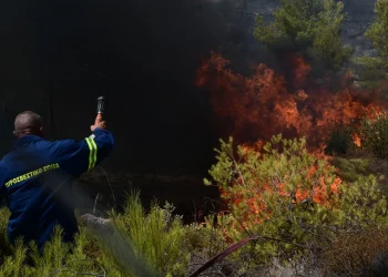 Ακραίος κίνδυνος πυρκαγιάς αύριο Κυριακή σε Αττική, Κρήτη, Λακωνία, Εύβοια