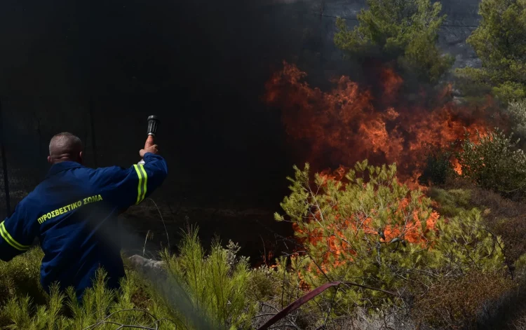 Ακραίος κίνδυνος πυρκαγιάς αύριο Κυριακή σε Αττική, Κρήτη, Λακωνία, Εύβοια