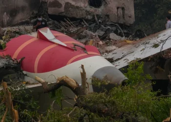 To τραγικό λάθος στο πιλοτήριο: Η θεωρία για τη συντριβή της Air India που στοίχισε 265 ζωές