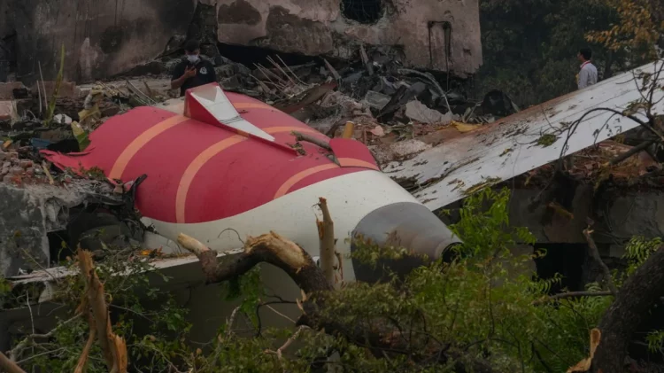 To τραγικό λάθος στο πιλοτήριο: Η θεωρία για τη συντριβή της Air India που στοίχισε 265 ζωές