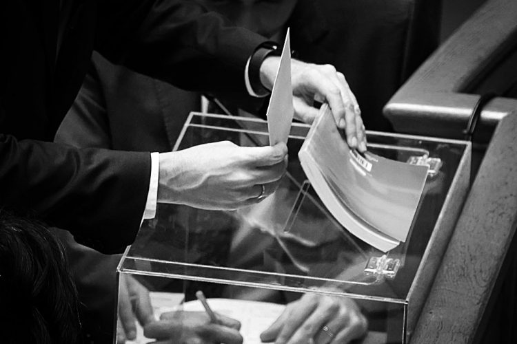 Προανακριτική για τα Τέμπη: Τρεις προτάσεις και 14 κάλπες – Στα σκαριά σύγκρουση για την ψηφοφορία