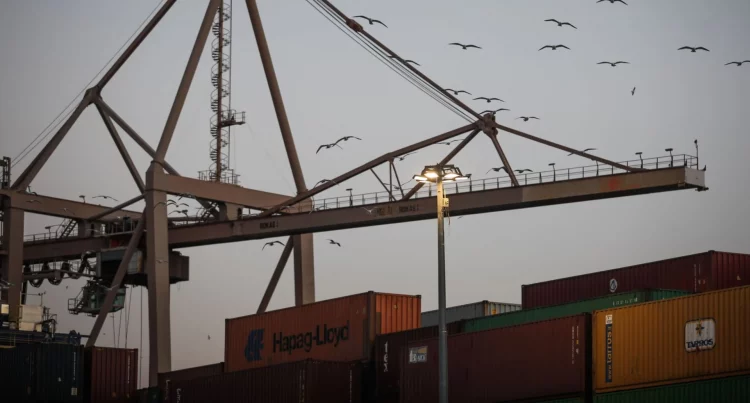 Έφοδοι στο Γ’ Τελωνείο Πειραιά και σε πέντε χώρες – Εντοπίστηκαν πάνω από 4 εκατ. ευρώ σε μετρητά!