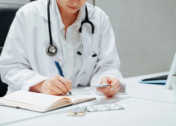 Μεσσήνη: Απειλούν νεαρή γιατρό για να τους γράψει ψυχοφάρμακα – Τι κατήγγειλε η ηθοποιός Γιούλικα Σκαφιδά