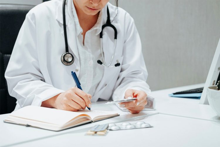 Μεσσήνη: Απειλούν νεαρή γιατρό για να τους γράψει ψυχοφάρμακα – Τι κατήγγειλε η ηθοποιός Γιούλικα Σκαφιδά