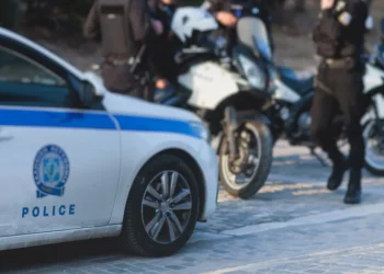 Τρόμος για ηλικιωμένη στην Κυψέλη: Ζευγάρι Ρομά μπούκαρε στο σπίτι της, τη φίμωσε και της πήρε χρήματα