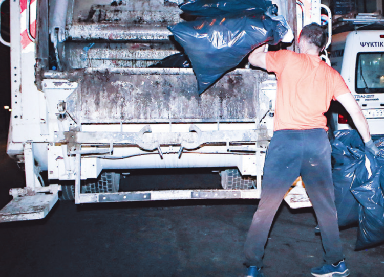 Υπάλληλοι καθαριότητας δήμου Αθηναίων: «Φοβόμαστε για τη ζωή μας»