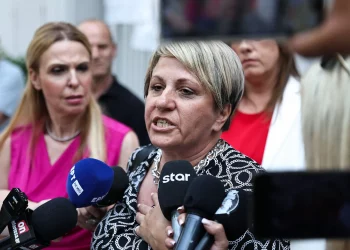 Αναβολή στην πρώτη δίκη για τα Τέμπη – Οργή των συγγενών: «Ντροπή!»