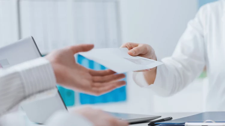 Σε διαθεσιμότητα ο καρδιοχειρουργός για το φακελάκι των €2.500 – «Λυπούμαι που ασυνείδητοι εκμεταλλεύονται τους ασθενείς» λέει ο Γεωργιάδης