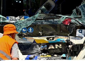 Τροχαίο στη Βούλα: Βίντεο από τη στιγμή της σύγκρουσης των δύο λεωφορειών