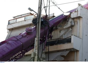 Περιστέρι: Γερανοφόρο όχημα έπεσε πάνω σε διώροφη οικία