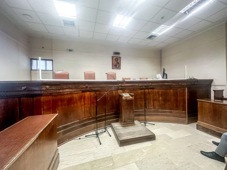 Λαμία: Στη φυλακή παθολογικά ζηλιάρης σύζυγος που άρπαξε τη γυναίκα του από το λαιμό