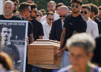 Ράγισαν καρδιές στην κηδεία του Ντιόγκο Ζότα και του αδελφού του – Η Λίβερπουλ στηρίζει την οικογένεια