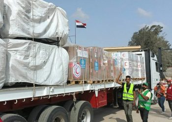 Γάζα: Τα πρώτα φορτηγά με ανθρωπιστική βοήθεια διασχίζουν τα σύνορα από την Αίγυπτο