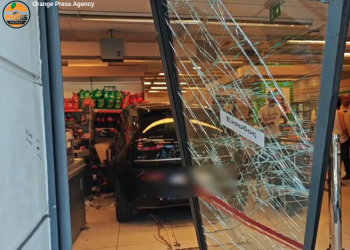 Αυτοκίνητο «εισέβαλε» σε σούπερ μάρκετ στην Πέτρου Ράλλη – Τρεις τραυματίες, ανάμεσά τους 2 παιδιά