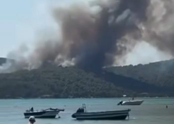 Χαλκιδική: Μαίνεται η φωτιά στη Βουρβουρού – Απομακρύνθηκαν κατασκηνωτές από κάμπινγκ