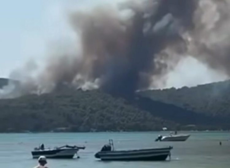 Χαλκιδική: Μαίνεται η φωτιά στη Βουρβουρού – Απομακρύνθηκαν κατασκηνωτές από κάμπινγκ