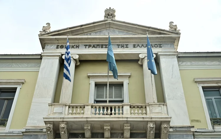 Χαμός με το χαράτσι της Εθνικής Τράπεζας και την αυτόματη «αναβάθμιση» λογαριασμών!